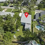 Island Bungalow - Ideal Location!