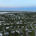 Island Bungalow - Ideal Location!