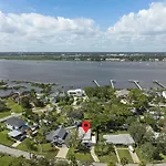Island Bungalow - Ideal Location!