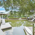 Coral Cottage, Stylish Studio Suite On Canal, Walkable To Beach, Private Parking