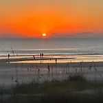 Dog-Friendly 4Br Coastal Getaway Close To Beach