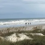 Dog-Friendly 4Br Coastal Getaway Close To Beach