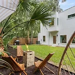 Modern Lux Coastal Home, 1Mi To Historic Downtown, Fire Pit, King Beds