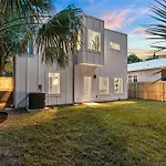 Modern Lux Coastal Home, 1Mi To Historic Downtown, Fire Pit, King Beds