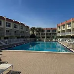 Beautiful Ocean Side 2 Bedroom Condo With Pool