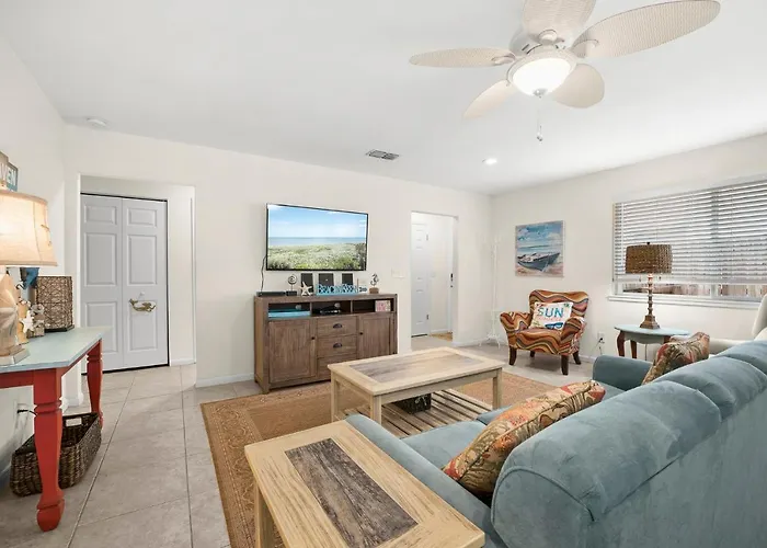 Sun Kissed Cottage, 3 Bedrooms, Sleeps 7, Walk To Ocean