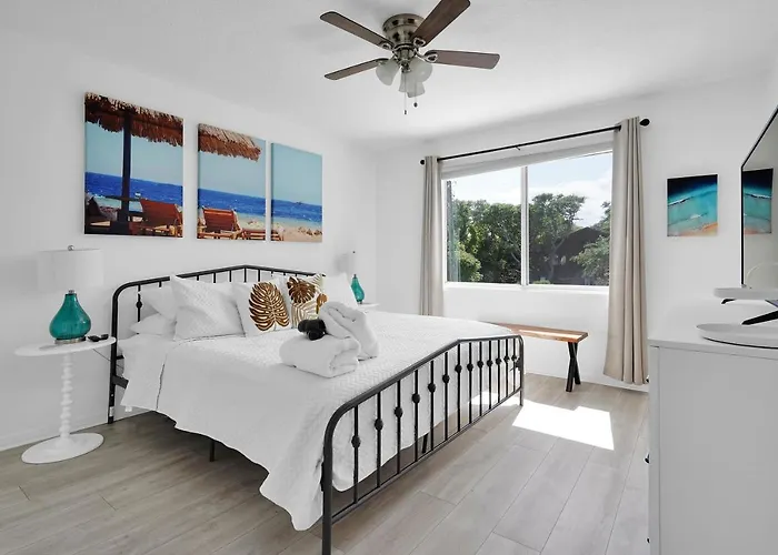 Cozy 2-Bedroom Townhouse Close To Crescent Beach