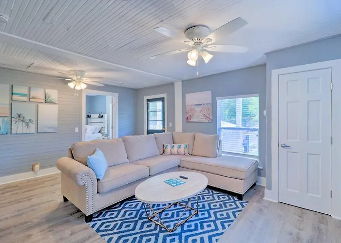 Apt With Balcony, Walk To Historic District!