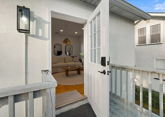 Uptown Loft - Bright - Modern - Walkable