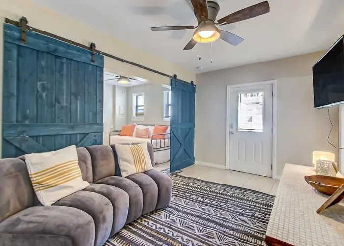 The Peachy Pearl, Private Uptown Apartment, Dog Friendly