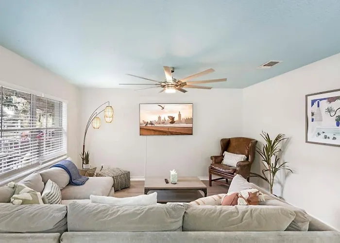 Uptown Gem The Castaway Cottage, Dog Friendly!