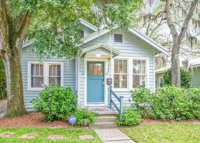 Uptown Charm Sleeps 6 Family & Pet Friendly
