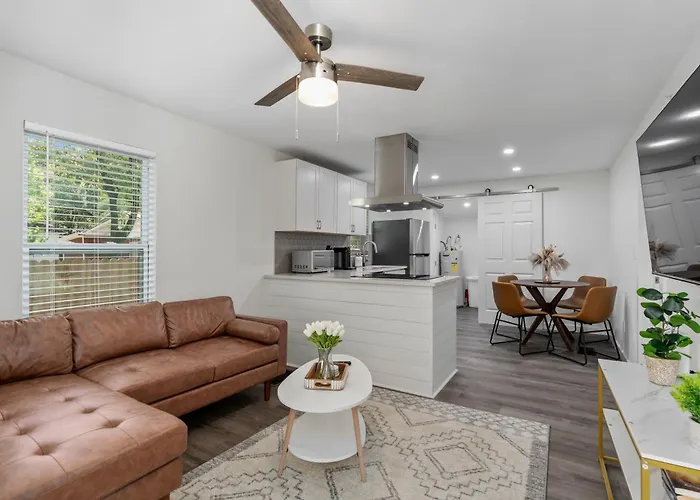 Guests Favorite! Pet Friendly Cottage, Near Down Town