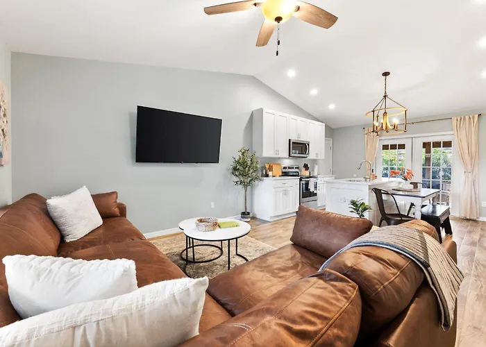Sunny Retreat Near Downtown & Beaches