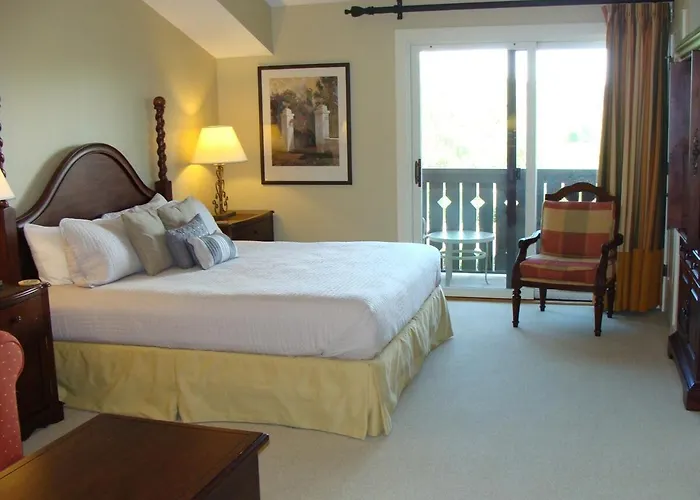 Luxury Suite W Kitchenette & Balcony-Pool 6304L