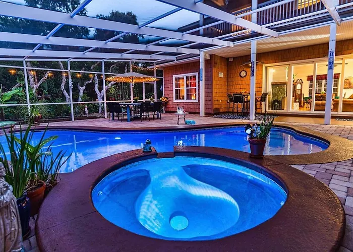 4-Bdrm Pool House Paradise 1 Block To Beach With Salt Water Pool And Hot Tub