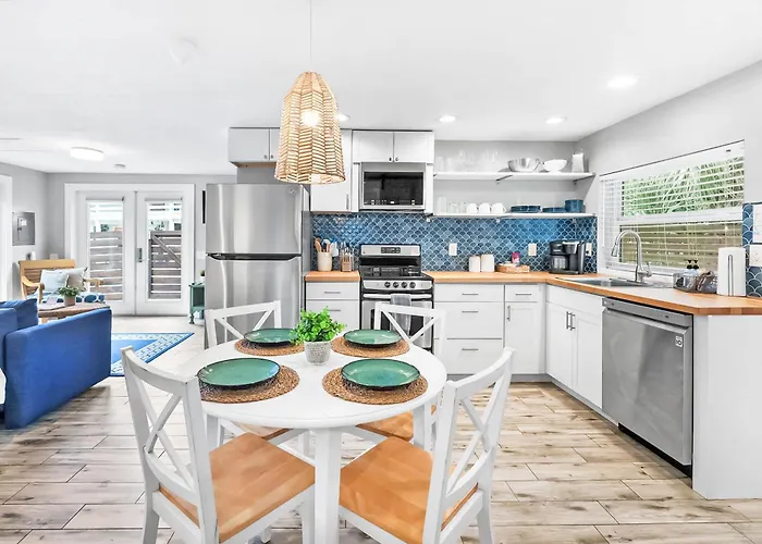 Coral Cottage, Stylish Studio Suite On Canal, Walkable To Beach, Private Parking
