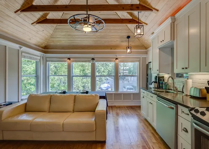 Renovated Romantic Guesthouse Historic Downtown Easy Half Mile Stroll - Beach Only 3 Miles!