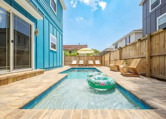 Fun & Airy Florida Vacation Home With Private Pool