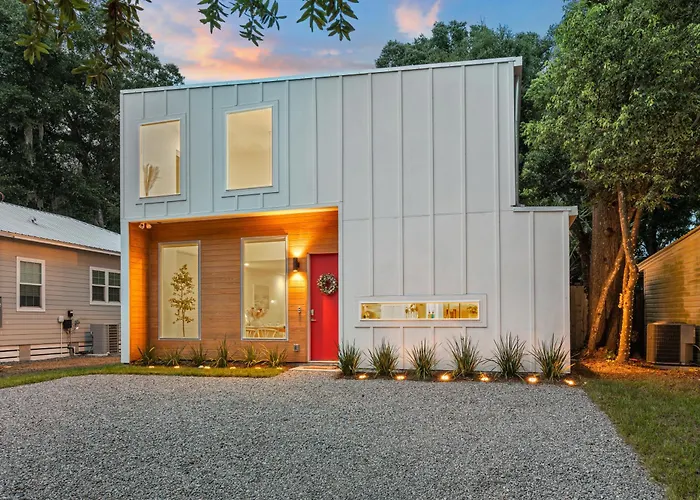 Modern Lux Coastal Home, 1Mi To Historic Downtown, Fire Pit, King Beds