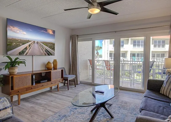 Beautiful Ocean Side 2 Bedroom Condo With Pool