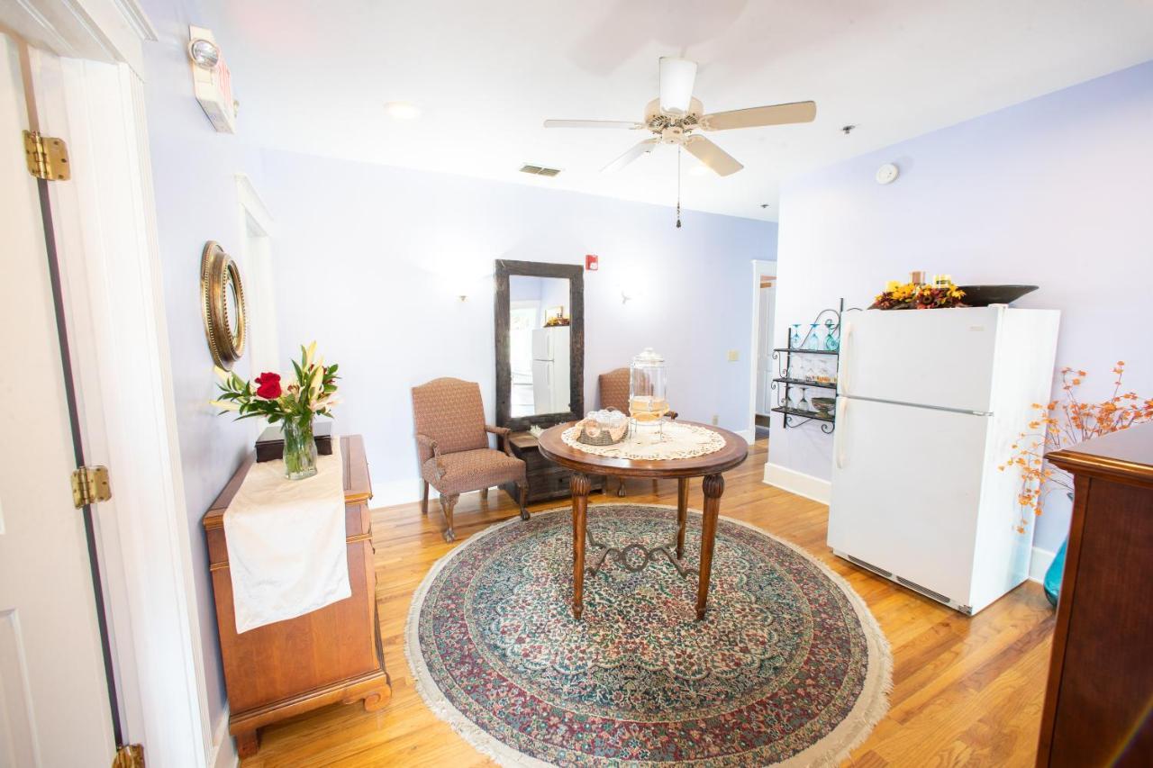 Carriage Way Centennial House - Adult Only- Bed & Breakfast