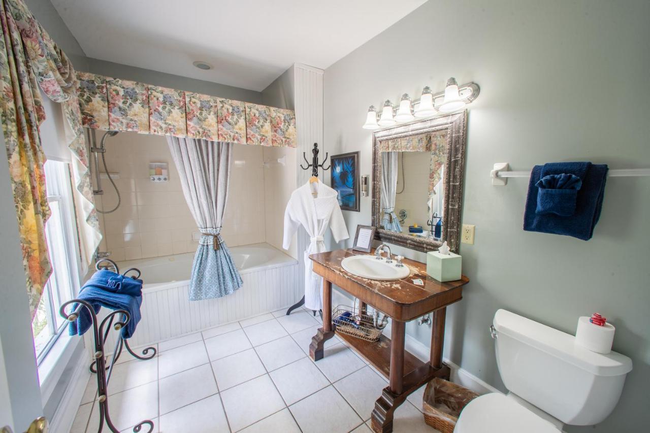 Bed & Breakfast Carriage Way Centennial House - Adult Only- 3*