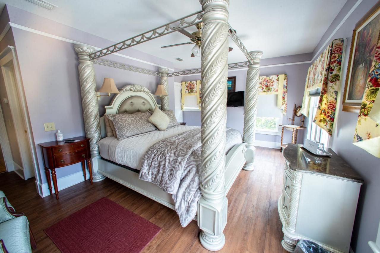 Carriage Way Centennial House - Adult Only- Bed & Breakfast