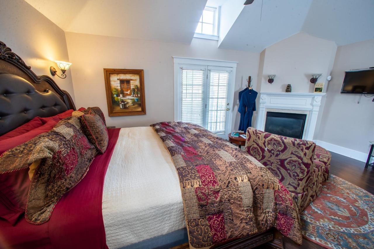 Bed & Breakfast Carriage Way Centennial House - Adult Only-