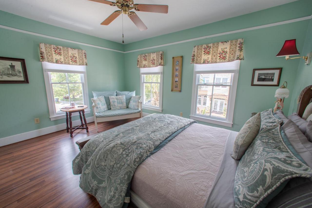 Bed & Breakfast Carriage Way Centennial House - Adult Only- 3*