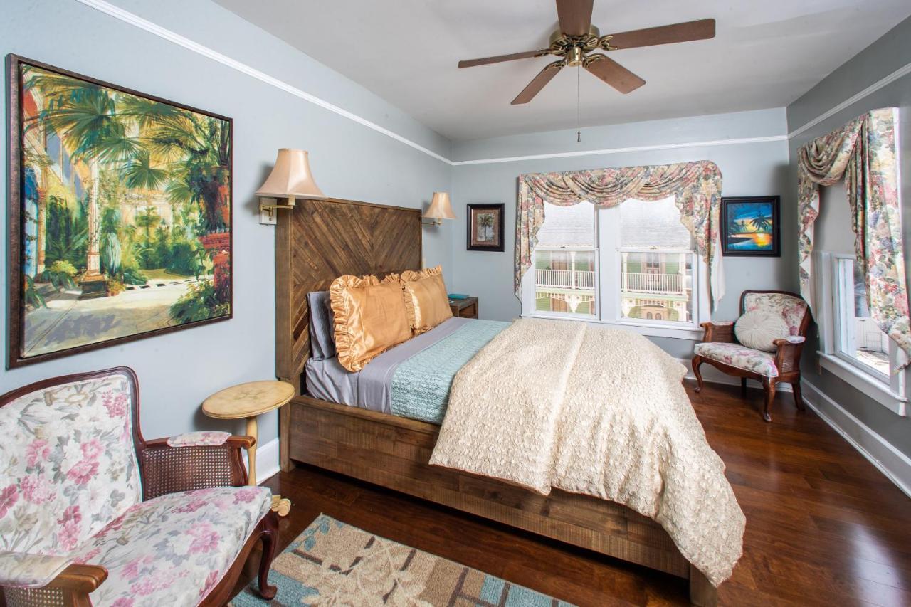 Carriage Way Centennial House - Adult Only- Bed & Breakfast