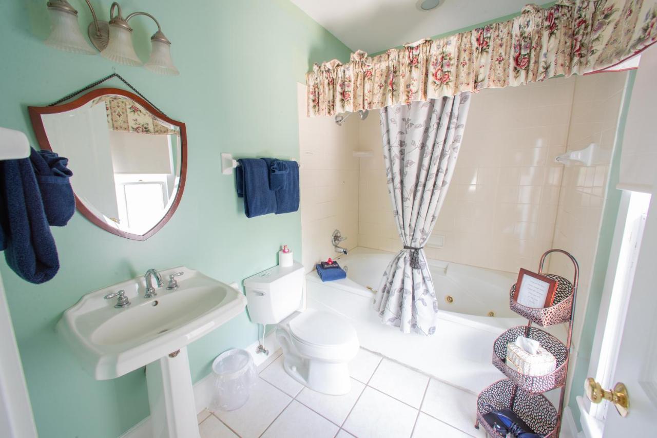 Carriage Way Centennial House - Adult Only- Bed & Breakfast