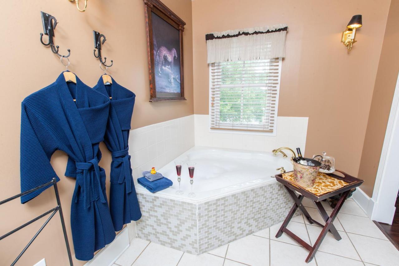 Carriage Way Centennial House - Adult Only-