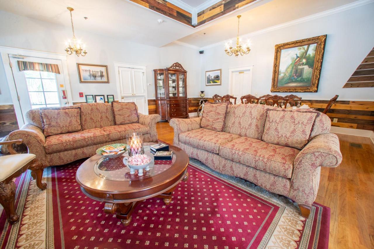Carriage Way Centennial House - Adult Only- Bed & Breakfast