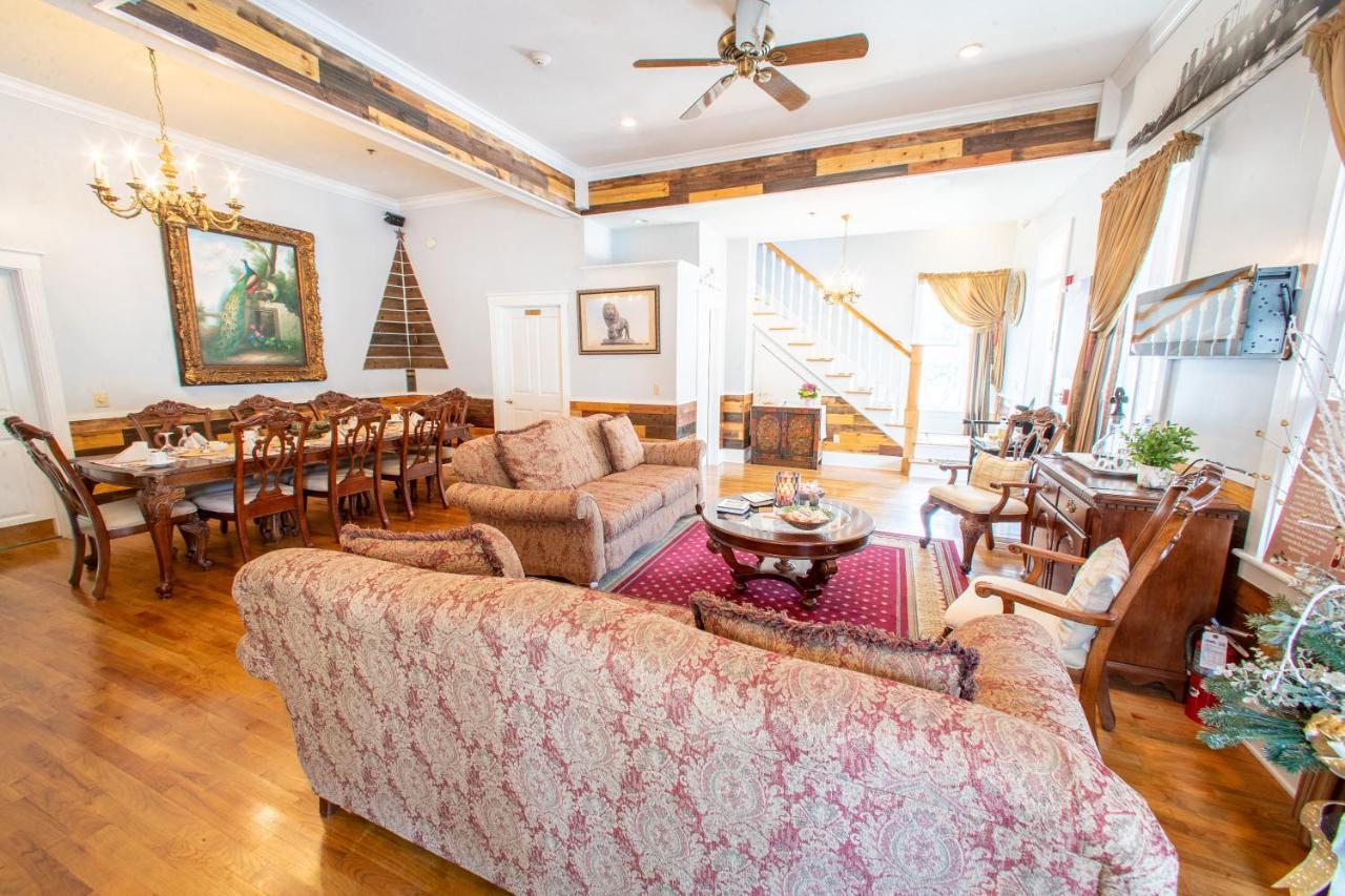 Carriage Way Centennial House - Adult Only- Bed & Breakfast