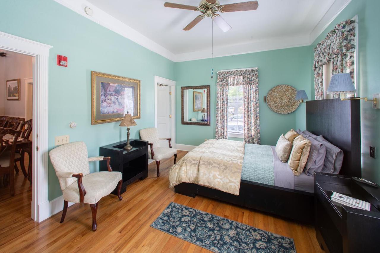Carriage Way Centennial House - Adult Only- Bed & Breakfast 3*