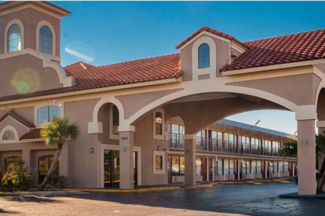 Red Roof Plus+ Hotel