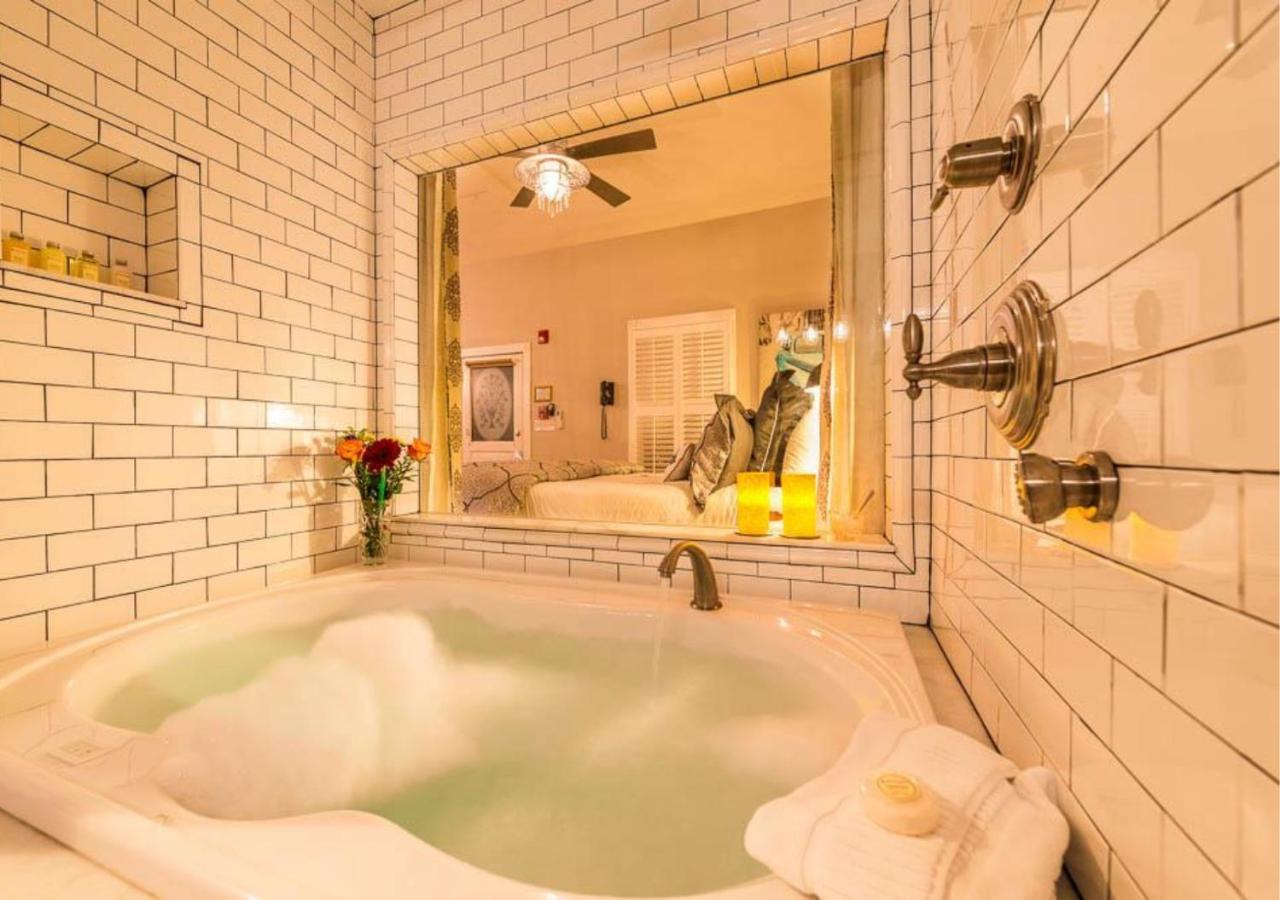 Carriage Way Adults Only - 21 Years Old And Up 3*
