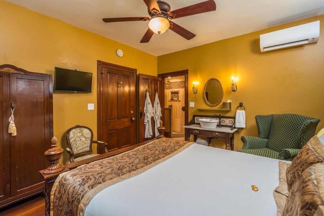 Carriage Way Adults Only - 21 Years Old And Up 3*