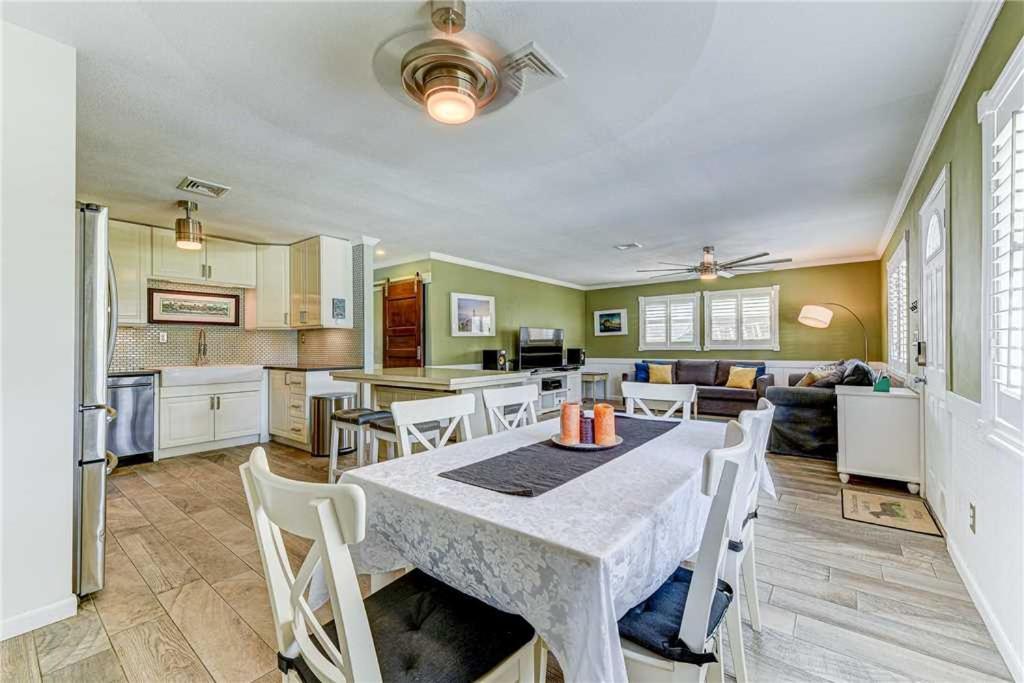 Summertime Sanctuary, Private Pool, 3 Bedrooms, Sleeps 8 *