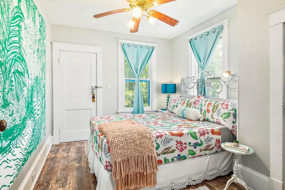 Charming Downtown Carriage Apartment *
