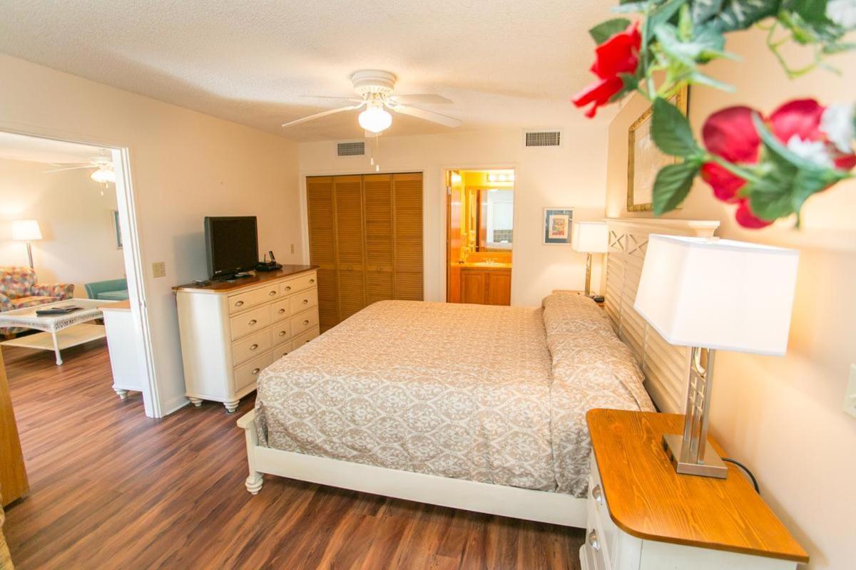 Hibiscus E204 2/2 Free Activities! & Oceanfront Wifi 3 Pools