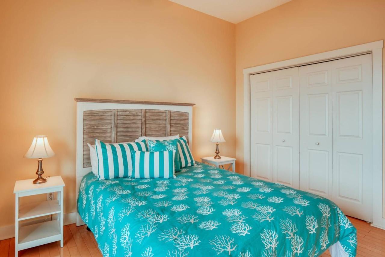 Tucker Hideaway At Seagate *