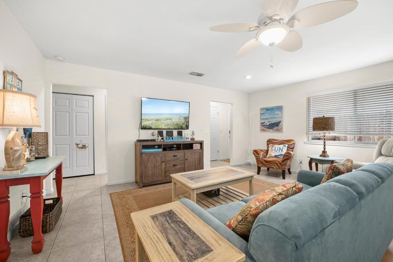 Sun Kissed Cottage, 3 Bedrooms, Sleeps 7, Walk To Ocean