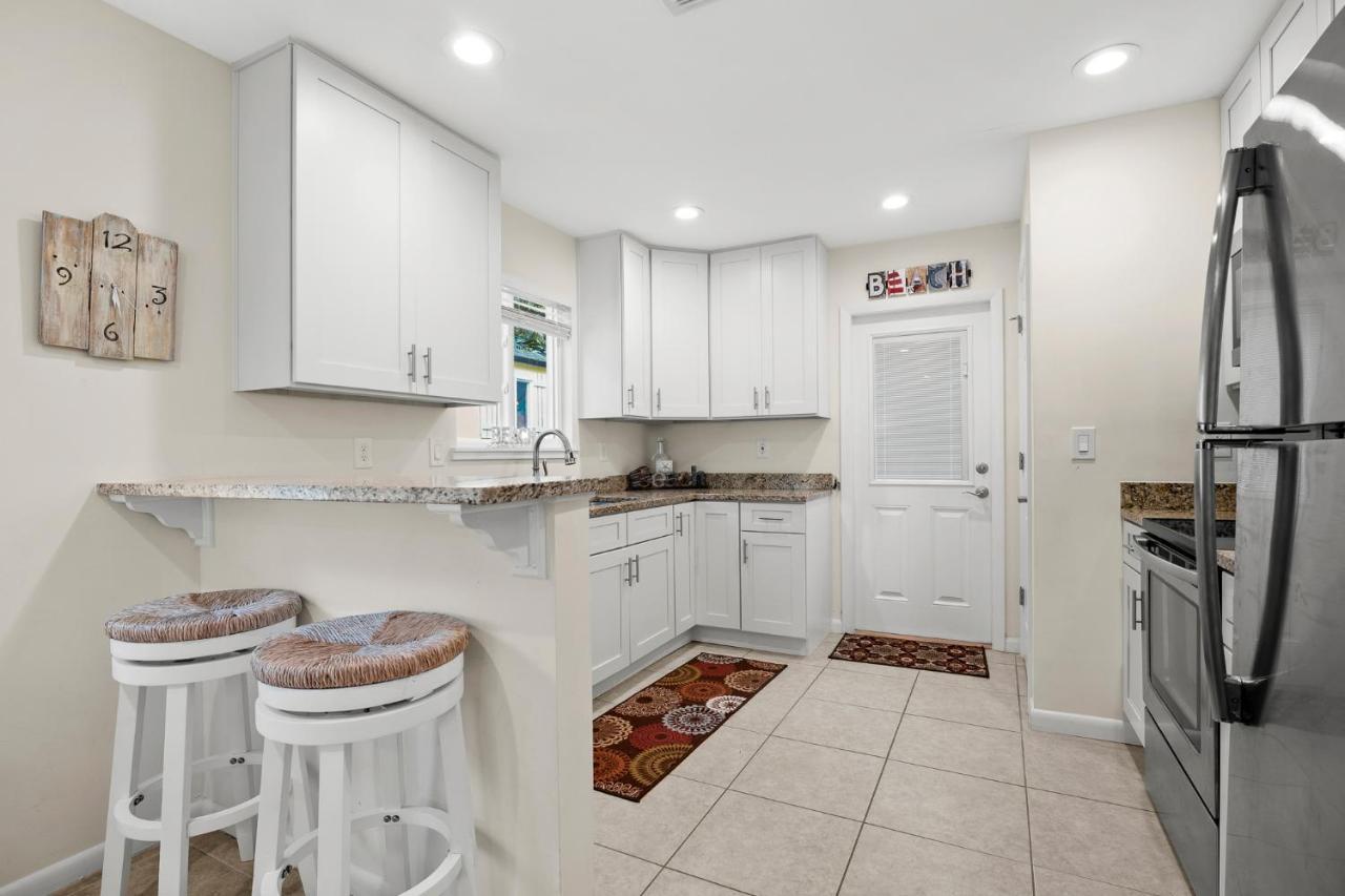 Sun Kissed Cottage, 3 Bedrooms, Sleeps 7, Walk To Ocean