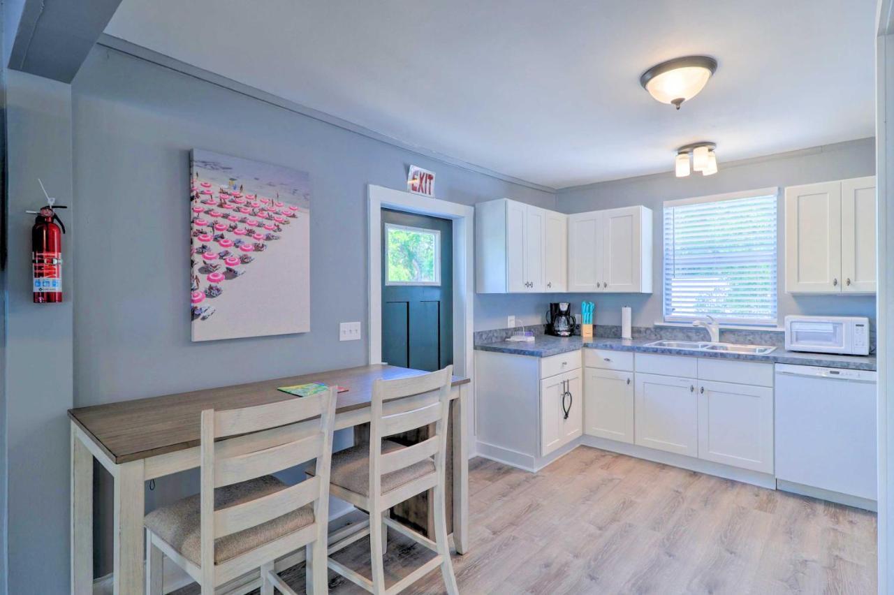 Apt With Balcony, Walk To Historic District!