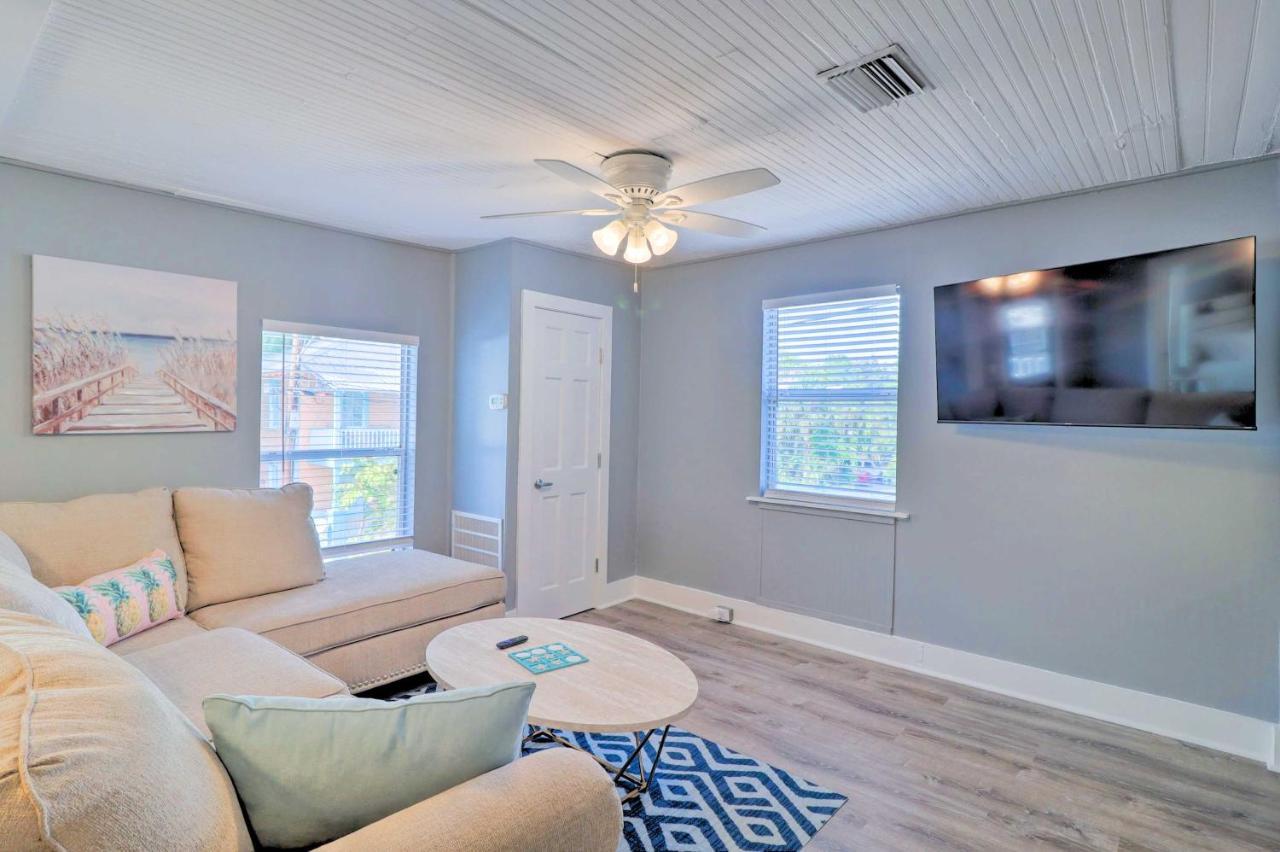 Apt With Balcony, Walk To Historic District! Apartment