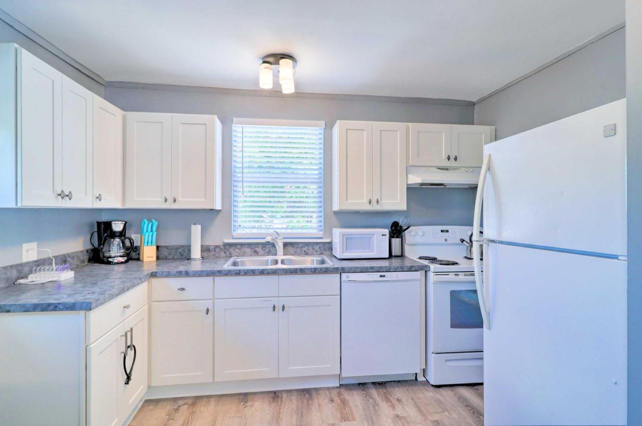 Apt With Balcony, Walk To Historic District! *