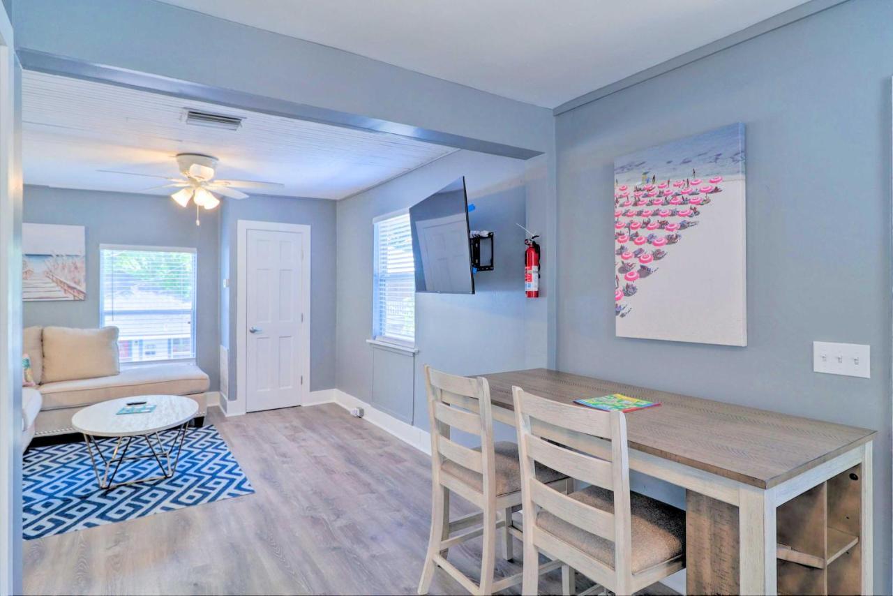 Apt With Balcony, Walk To Historic District! Apartment *