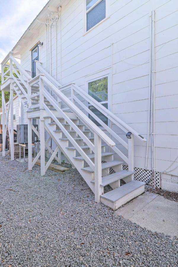 Apt With Balcony, Walk To Historic District! Apartment